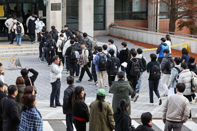 17일 오후 서울 서대문구 연세대에서 열린 2025학년도 수시모집 학생부종합전형 자연계열 면접구술시험에 응시한 수험생들이 고사장으로 입실하고 있다. 뉴스1