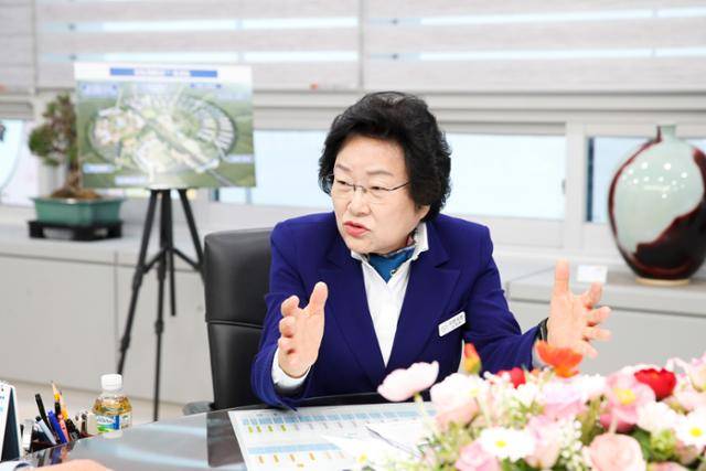 김경희 경기 이천시장은 한국일보와의 인터뷰에서 “글로벌 첨단 반도체 산업의 선도기업인 SK하이닉스 본사와 연구소를 둔 이천시가 과학인재양성을 목표로 하는 경기형 과학고의 최적지”라고 말했다. 이천시 제공