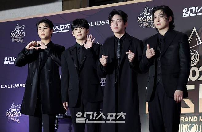 [2024 KGMA] 그룹 데이식스가 17일 인천 중구 운서동 인스파이어 아레나에서 열린 '2024 코리아그랜드뮤직어워즈(KGMA)' 둘째날 송 데이 레드카펫 행사에 참석해 포즈를 취하고 있다. 일간스포츠(이데일리M)가 주최하고 KGMA 조직위원회가 주관하는 '2024 KGMA'는 올해 창간 55주년을 맞은 일간스포츠가 대한민국 대중음악계에 새로운 패러다임을 제시하기 위해 새롭게 개최하는 시상식으로 16, 17일 이틀간 펼쳐졌다. 영종도(인천)=KGMA특별취재반 /2024.11.17/