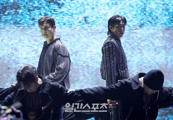 [2024 KGMA] 동방신기가 16일 인천 중구 운서동 인스파이어 아레나에서 열린 '2024 코리아그랜드뮤직어워즈(KGMA)' 첫째날 아티스트데이에서 K팝 레전더리 아티스트상을 받고 멋진 무대를 꾸미고 있다. 일간스포츠(이데일리M)가 주최하고 KGMA 조직위원회가 주관하는 '2024 KGMA'는 올해 창간 55주년을 맞은 일간스포츠가 대한민국 대중음악계에 새로운 패러다임을 제시하기 위해 새롭게 개최하는 시상식으로 16, 17일 이틀간 펼쳐진다. 영종도(인천)=KGMA특별취재반 /2024.11.16/