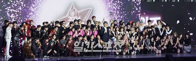 [2024 KGMA] 17일 인천 중구 운서동 인스파이어 아레나에서 열린 '2024 코리아그랜드뮤직어워즈(KGMA)' 둘째날 송데이에서 전출연자들이 곽재선 KG그룹 회장과 기념 사진을 촬영하고 있다. 일간스포츠(이데일리M)가 주최하고 KGMA 조직위원회가 주관하는 '2024 KGMA'는 올해 창간 55주년을 맞은 일간스포츠가 대한민국 대중음악계에 새로운 패러다임을 제시하기 위해 새롭게 개최하는 시상식으로 16, 17일 이틀간 펼쳐졌다. 영종도(인천)=KGMA특별취재반 /2024.11.17/