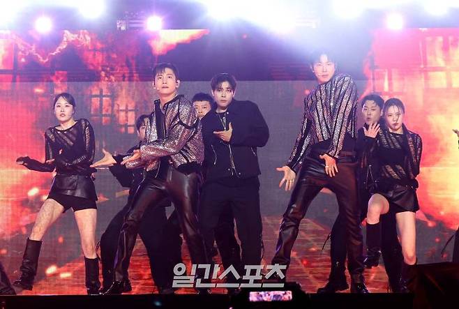 [2024 KGMA] 동방신기가 16일 인천 중구 운서동 인스파이어 아레나에서 열린 '2024 코리아그랜드뮤직어워즈(KGMA)' 첫째날 아티스트데이에서 K팝 레전더리 아티스트상을 받고 멋진 무대를 꾸미고 있다. 일간스포츠(이데일리M)가 주최하고 KGMA 조직위원회가 주관하는 '2024 KGMA'는 올해 창간 55주년을 맞은 일간스포츠가 대한민국 대중음악계에 새로운 패러다임을 제시하기 위해 새롭게 개최하는 시상식으로 16, 17일 이틀간 펼쳐진다. 영종도(인천)=KGMA특별취재반 /2024.11.16/