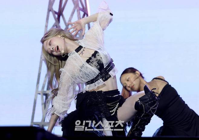 [2024 KGMA] 에스파 윈터가 17일 인천 중구 운서동 인스파이어 아레나에서 열린 '2024 코리아그랜드뮤직어워즈(KGMA)' 둘째날 송 데이에서 오프닝 특별무대를 꾸미고 있다. 일간스포츠(이데일리M)가 주최하고 KGMA 조직위원회가 주관하는 '2024 KGMA'는 올해 창간 55주년을 맞은 일간스포츠가 대한민국 대중음악계에 새로운 패러다임을 제시하기 위해 새롭게 개최하는 시상식으로 16, 17일 이틀간 펼쳐졌다. 영종도(인천)=KGMA특별취재반 /2024.11.17/