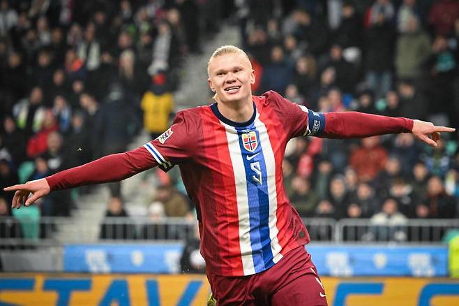 <yonhap photo-4604="">노르웨이 축구 대표팀 엘링 홀란이 18일 카자흐스탄과의 UEFA 네이션스리그 리그B 3조 최종전에서 골을 넣은 뒤 골 세리머니를 하고 있다. AFP=연합뉴스</yonhap>