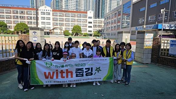 ‘With 줍깅’ 환경 캠페인에 참여한 관계자들이 기념촬영을 하고 있다. [사진=단우복지재단]