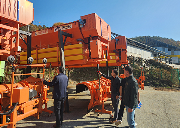 도로 제설 장비를 점검하고있다.  [사진=진안군 ]