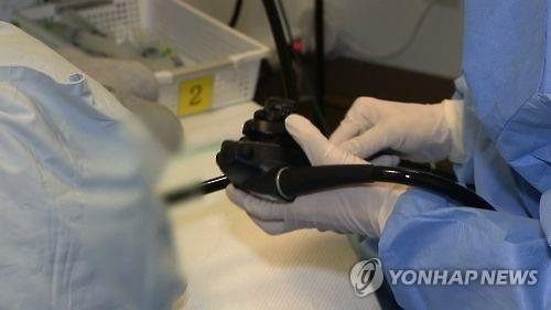 내시경 담당 의료진이 대장내시경 검사를 하고 있다. 사진 연합뉴스TV