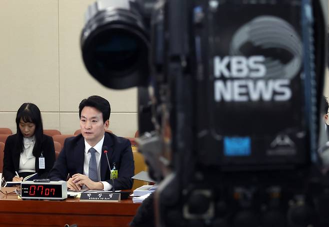 박장범 KBS 사장 후보자가 18일 서울 영등포구 국회에서 열린 제418회 과학기술정보방송통신위원회 인사청문회에서 의원 질의에 답하고 있다. /뉴시스