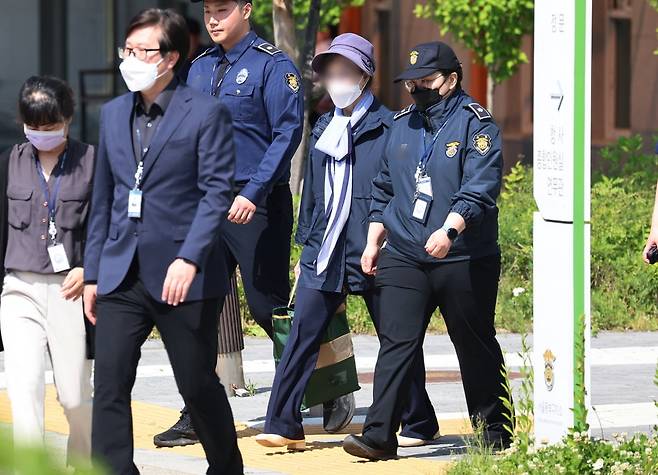 구치소 나서는 윤석열 대통령 장모. 사진=연합뉴스 제공