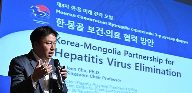 Cho Nam-joon introduces an innovative, low-cost diagnostics kit for hepatitis delta virus, a product of joint research between Korea, Mongolia and Stanford University aimed at eradicating hepatitis-related liver cancer, at the third Korea-Mongolia Future Strategy Forum, Friday in Busan. (Im Se-jun/The Korea Herald)