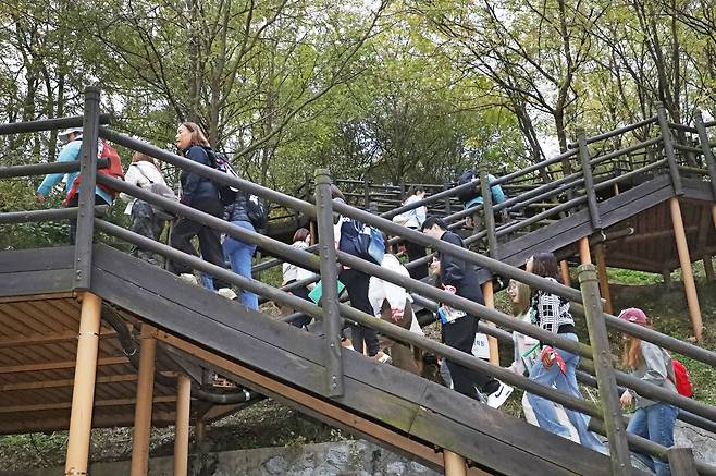 International students from Sungkyunkwan University’s Korean Language Center climb a flight of stairs in World Cup Park in Mapo District, western Seoul, on Thursday. [PARK SANG-MOON]