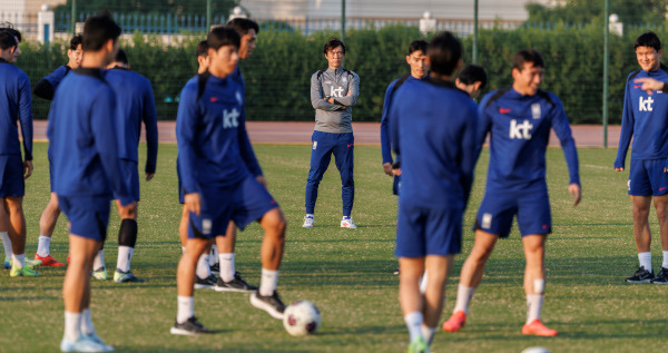 홍명보 한국 남자 축구대표팀 감독(가운데)이 16일(현지시간) 쿠웨이트 자베르 알 아흐메드 국제 경기장 보조구장에서 열린 훈련 현장에서 선수들의 움직임을 지켜보고 있다. 연합뉴스