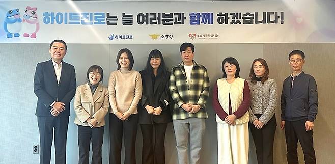 지난 15일 하이트진로 서초사옥에서 하이트진로 김인규 대표(왼쪽 첫 번째)와 소방공무원 유가족이 참석한 가운데 소방유가족 지원금 전달식을 진행했다. [사진출처=하이트진로]