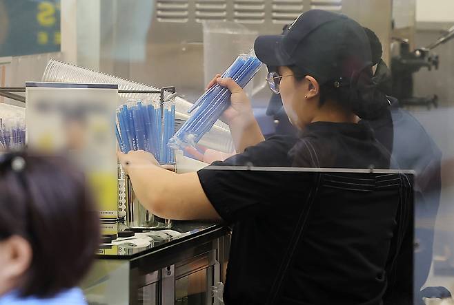 지난달 28일 서울 시내 한 카페에서 아르바이트생이 빨대를 정리하고 있는 모습. /사진제공= 뉴스1