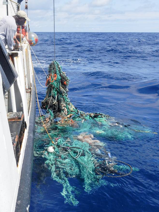 태평양 한가운데에 있는 거대 ‘쓰레기섬’, GPGP(Great Pacific Garbage Patch)에서 버려진 어구, 플라스틱 쓰레기 등을 건져내고 있다. [오션클린업 제공]