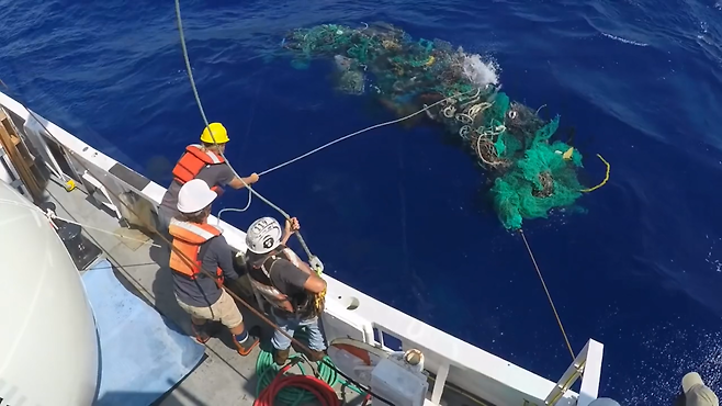 태평양 한가운데에 있는 거대 ‘쓰레기섬’, GPGP(Great Pacific Garbage Patch)에서 버려진 어구, 플라스틱 쓰레기 등을 건져내고 있다. [오션클린업 제공]