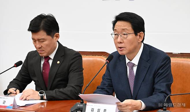 김상훈(오른쪽) 국민의힘 정책위의장이 18일 오전 서울 여의도 국회에서 열린 2025년도 예산안 심사방향에 대한 브리핑을 하고 있다.  이상섭 기자