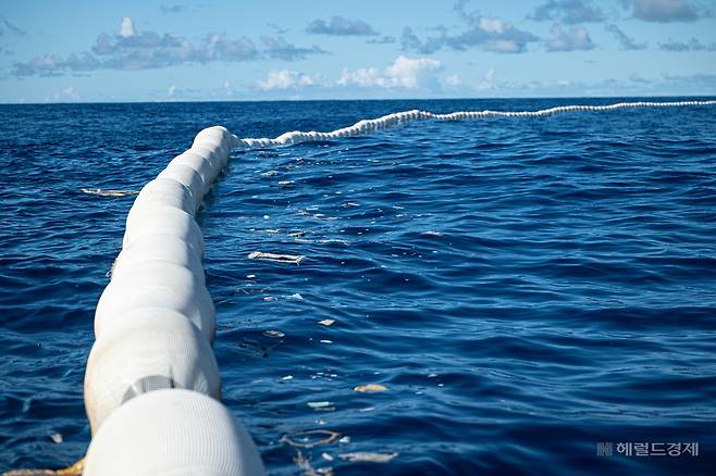 태평양 쓰레기섬에서 대형 선박에 그물을 설치, 플라스틱 쓰레기들을 수거하고 있다. [오션클린업 제공]