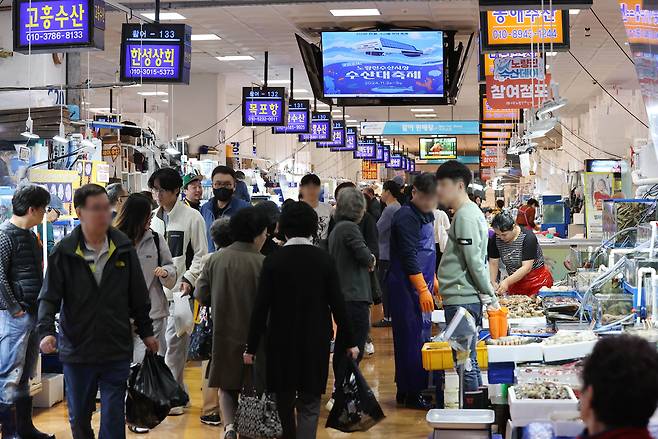 지난 3일 서울 노량진 수산시장에서 열린 ‘2024 노량진 수산대축제’를 찾은 시민들이 해산물을 구입하고 있다. [연합]