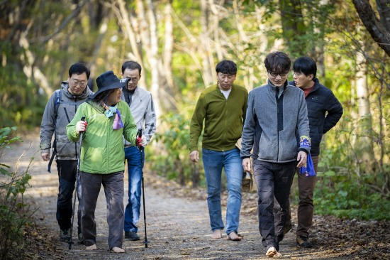 울릉군은 투막집 ~ 신령수 구간 숲길 바닥 정비를 통해 맨발걷기 구간을 조성해  큰 인기를 끌고 있다(울릉군 제공)