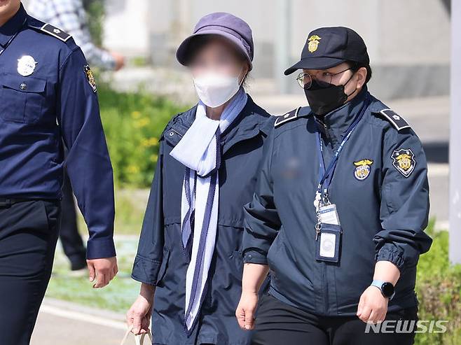 [서울=뉴시스] 최진석 기자 = 잔고증명서를 위조한 혐의로 복역 중인 윤석열 대통령의 장모 최은순 씨가 지난 5월14일 서울 송파구 서울동부구치소에서 가석방되고 있다. 앞서 법무부 가석방심사위원회(심사위)는 지난 8일 최씨에 관한 가석방 심사를 진행한 뒤 만장일치로 적격 판단을 내렸다. (공동취재) 2024.05.14. photo@newsis.com