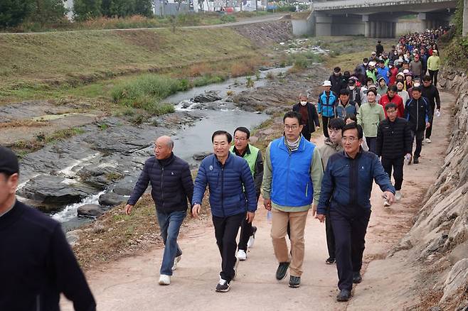 [창녕=뉴시스] 성낙인 창녕군수 등이 영산면 가족사랑 건강걷기대회에 찬가하고 있다. (사진=창녕군 제공) 2024.11.18. photo@newsis.com *재판매 및 DB 금지