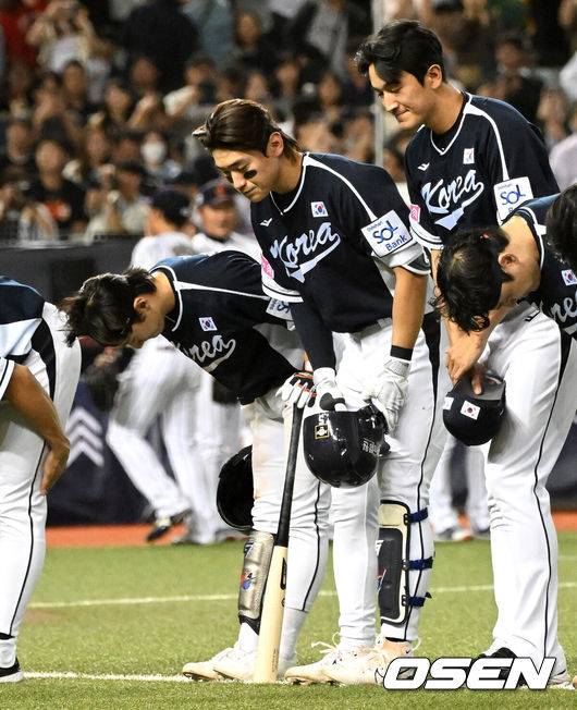 [OSEN=타이베이(대만), 이대선 기자] 한국 야구대표팀이 또 다시 일본의 벽을 넘지 못했다.&nbsp;류중일 감독이 이끄는 한국 야구대표팀은 15일 대만 타이베이 타이베이돔에서 열린 2024 WBSC 프리미어12 B조 조별예선 일본과의 3차전에서 3-6으로 패했다.경기 후 야구대표팀이 관중석을 향해 인사 후 그라운드를 빠져 나가고 있다. 2024.11.15 /sunday@osen.co.kr