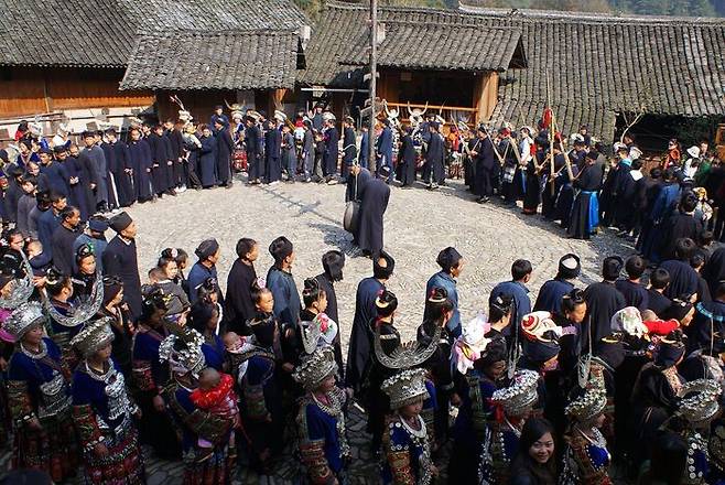 먀오녠 축제의 하이라이트는 온 마을 주민이 모여 추는 대동춤이다.