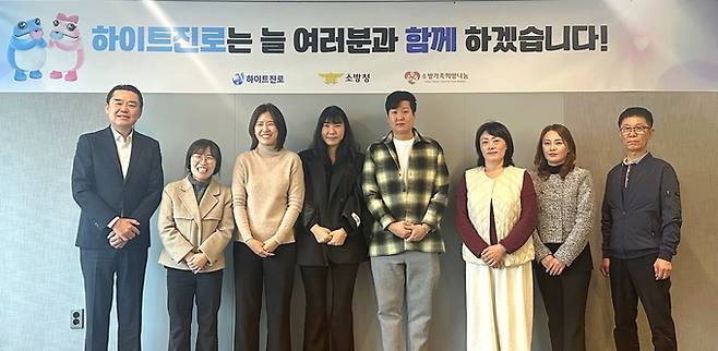 지난 15일 하이트진로 서초사옥에서 하이트진로 김인규 대표(왼쪽 첫 번째)와 소방공무원 유가족이 참석한 가운데 소방유가족 지원금 전달식을 진행했다. 하이트진로 제공