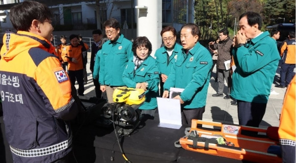 지난 7일 서울소방재난본부 행정사무감사를 위해 서울소방학교 및 실화재훈련장을 방문한 김용호 의원(오른쪽 두 번째)이 동료 의원들과 함께 각종 훈련 장비를 점검한 후 소방 관계자에게 장비의 사용용도 등에 대해 질의를 하고 있다.