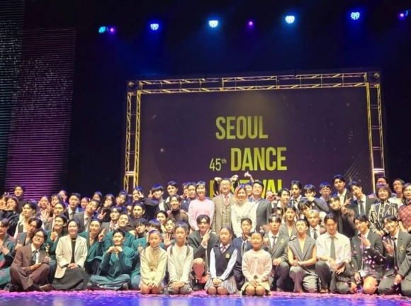 지난 17일 열린 ‘제45회 서울무용제’ 축제에서 참석자들이 기념촬영을 하고 있다.