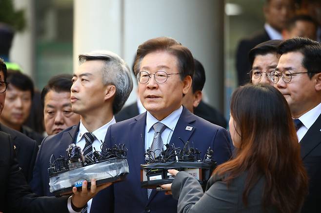 더불어민주당 이재명 대표가 15일 오후 서울 서초구 서울중앙지법에서 열린 공직선거법 위반 혐의 관련 1심 선고 공판을 마친 뒤 법원 청사를 나서고 있다. 이날 서울중앙지법 형사합의34부(한성진 부장판사)는 공직선거법 위반 혐의로 불구속기소된 이 대표에게 징역 1년에 집행유예 2년을 선고했다. ⓒ 시사저널 임준선