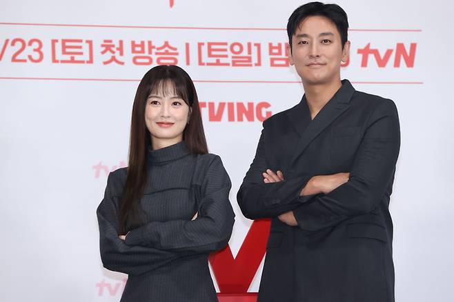 배우 정유미(왼쪽), 주지훈이 18일 오후 서울 구로구 라마다신도림호텔에서 열린 tvN 드라마 ‘사랑은 외나무다리에서’ 제작발표회에서 포즈를 취하고 있다.