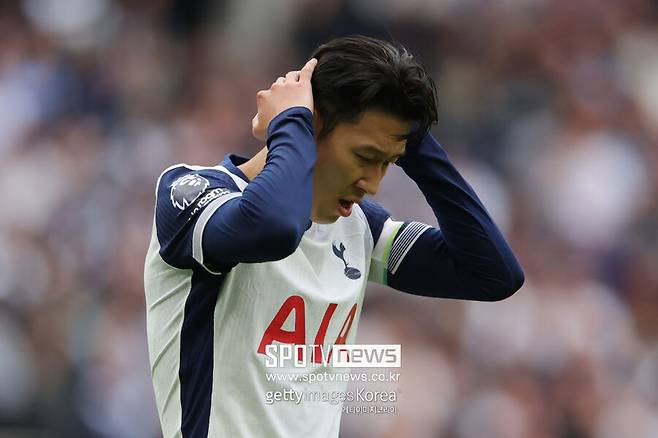 ▲ 스카이스포츠'의 플로리안 플레텐베르크 기자는 “손흥민은 토트넘과&nbsp;동행을 선택했다. 토트넘도 손흥민과 2026년까지 계약을 연장할 준비를 마쳤다”고 보도하며 손흥민의 잔류를 기정사실화했다. 보도 이후 영국 매체 '더 하트 태클'도&nbsp;"손흥민이&nbsp;토트넘 잔류를 원한다. 손흥민이 토트넘과 계약을 연장할 가능성이 높다는 보도가 나왔다. 토트넘은 곧 그와 1년 연장 계약을 체결할 예정이다"라고 전했다. 손흥민의 헌신은 단순히 경기력에만 국한되지 않았다. 그는 팀원들과 팬들에게 존경받는 리더로 자리 잡았으며, 어린 선수들에게도 좋은 본보기가 되고 있다. 영국 매체 ‘투 더 레인 앤 백’은 “토트넘에는 리더가 부족하다. 손흥민은 선수들과 팬들로부터 신뢰를 받고 있으며, 팀의 미래를 위해 중요한 역할을 할 수 있다”고 평가했다. 손흥민은 팀 내 유망주인 마이키 무어와 같은 젊은 선수들에게 훌륭한 멘토가 될 것으로 기대된다