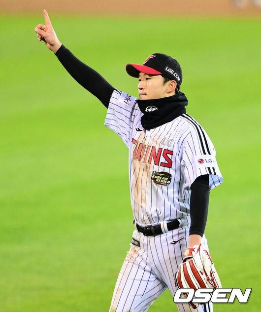 LG 박해민이 지난 2023년 11월 13일 서울 잠실야구장에서 열린 2023 KBO 한국시리즈 5차전 KT 위즈와 경기에서 우승을 눈앞에 둔 9회 2사 후 손가락 하나를 들어보이고 있다.