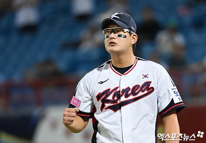 16일 오후 대만 타이베이 톈무야구장에서 열린 '2024 WBSC(세계야구소프트볼연맹) 프리미어12' B조 조별리그 4차전 대한민국과 도미니카공화국의 경기, 7회초 1사 1,2루 김서현이 도미니카 누녜즈를 병살타로 잡아내며 이닝을 종료시킨 뒤 기뻐하고 있다. 엑스포츠뉴스DB