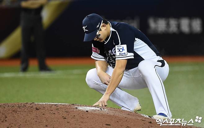 13일 오후 대만 타이베이돔에서 열린 '2024 WBSC(세계야구소프트볼연맹) 프리미어12' B조 조별리그 대한민국과 대만의 경기, 6회말 김서현이 피칭을 준비하고 있다. 엑스포츠뉴스DB