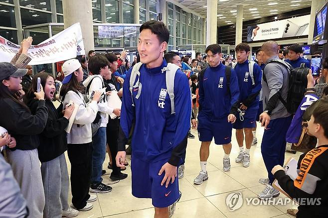 요르단 입성한 축구 국가대표팀 (암만[요르단]=연합뉴스) 황광모 기자 = 2026 북중미 월드컵 3차 예선 중동 원정에 나선 축구 국가대표팀 권경원 등 선수들이 17일 오후(현지시간) 요르단 암만 퀸 알리아 국제공항에 전세기편으로 도착한 뒤 입국장을 빠져나가고 있다.
    태극전사들은 이곳 암만에서 팔레스타인 대표팀과 2026 중남미 월드컵 아시아 3차 예선 B조 6차전을 치를 예정이다. 2024.11.18 hkmpooh@yna.co.kr