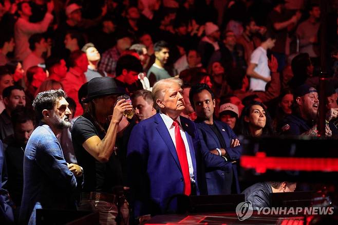 16일(현지시간) 종합격투기 UFC 대회 경기장 찾은 트럼프 [뉴욕 AFP=연합뉴스. 재판매 및 DB 금지]