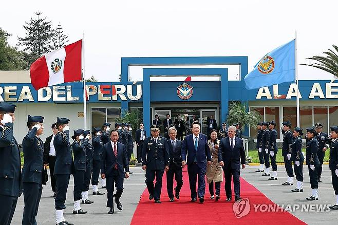 윤 대통령, APEC 마치고 G20 참석 (리마[페루]=연합뉴스) 홍해인 기자 = 아시아태평양경제협력체(APEC) 정상회의를 마친 윤석열 대통령이 주요 20개국(G20) 정상회의가 열리는 브라질로 이동하기 위해 17일(현지시간) 페루 리마 제2공군비행단에서 전용기인 공군 1호기로 향하고 있다. 2024.11.18 [공동취재] hihong@yna.co.kr