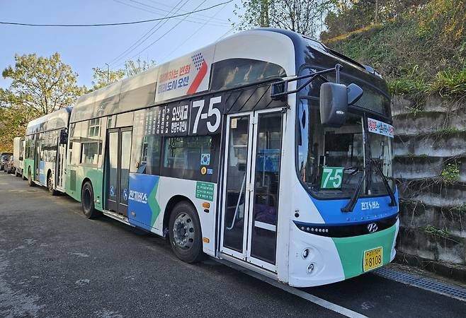 오산 7-5번 시내버스 노선에 투입되는 전기버스 [오산시 제공.재판매 및 DB 금지]