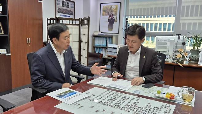 구자근 의원(오른쪽) 만나는 조길형 충주시장 [충주시 제공. 재판매 및 DB 금지]