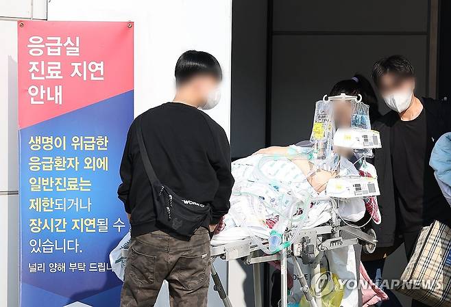 응급의료센터 앞에 놓인 진료 지연 안내문 기사 내용과 직접적인 관계 없음. [연합뉴스 자료사진]