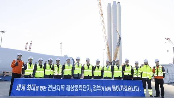 18일 전남 목포시 목포신항만에서 열린 해상풍력발전 배후항만 현장 시찰 행사 이후 한덕수 국무총리, 김영록 전남도지사, 박홍률 목포시장, 박우량 신안군수, 추형욱 SK이노베이션 E&S 사장 등을 비롯한 참석자들이 기념촬영을 하고 있다.[SK이노베이션 E&S 제공. 재판매 및 DB 금지]