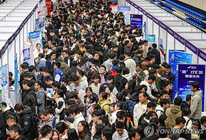 중국 선양의 취업 박람회 참가자들 [AFP=연합뉴스]