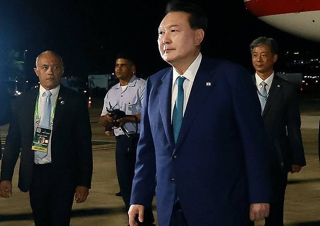 윤석열 대통령, G20 정상회의 공식 일정 시작 (리우데자네이루=연합뉴스) 홍해인 기자 = 19차 주요 20개국(G20) 정상회의에 참석하는 윤석열 대통령이 17일(현지시간) 브라질 리우데자네이루 갈레앙 공군기지에 도착해 공항을 나서고 있다. 2024.11.18 hihong@yna.co.kr