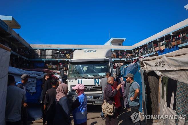 가자지구의 한 난민캠프에 도착한 UNRWA 트럭 [AFP 연합뉴스 자료사진. 재판매 및 DB 금지]