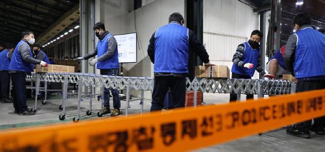 2025학년도 대학수학능력시험일을 사흘 앞둔 11일 세종시 한 인쇄공장에서 수능시험 문답지가 전국 시험지구로 배부되고 있다.(사진=연합뉴스)