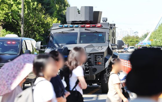 지난 9월 23일 흉기 난동 예고 글이 올라온 경기도 성남시 수인분당선 야탑역에 경찰특공대 장갑차가 배치된 모습. (사진=연합뉴스)