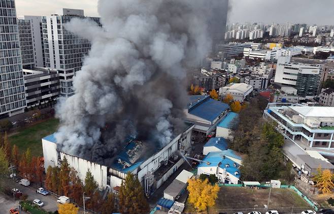 19일 오전 경기 수원시 영통구의 한 전자제품 공장에서 불이 나 출동한 소방관들에 의해 3시간 만에 꺼졌다.(사진=연합뉴스)